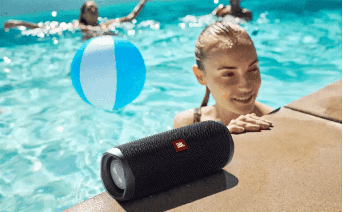 JBL Flip5 pool
