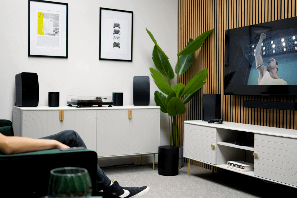 Sonos-Beam-Sub-Mini-Bundle-In-Use