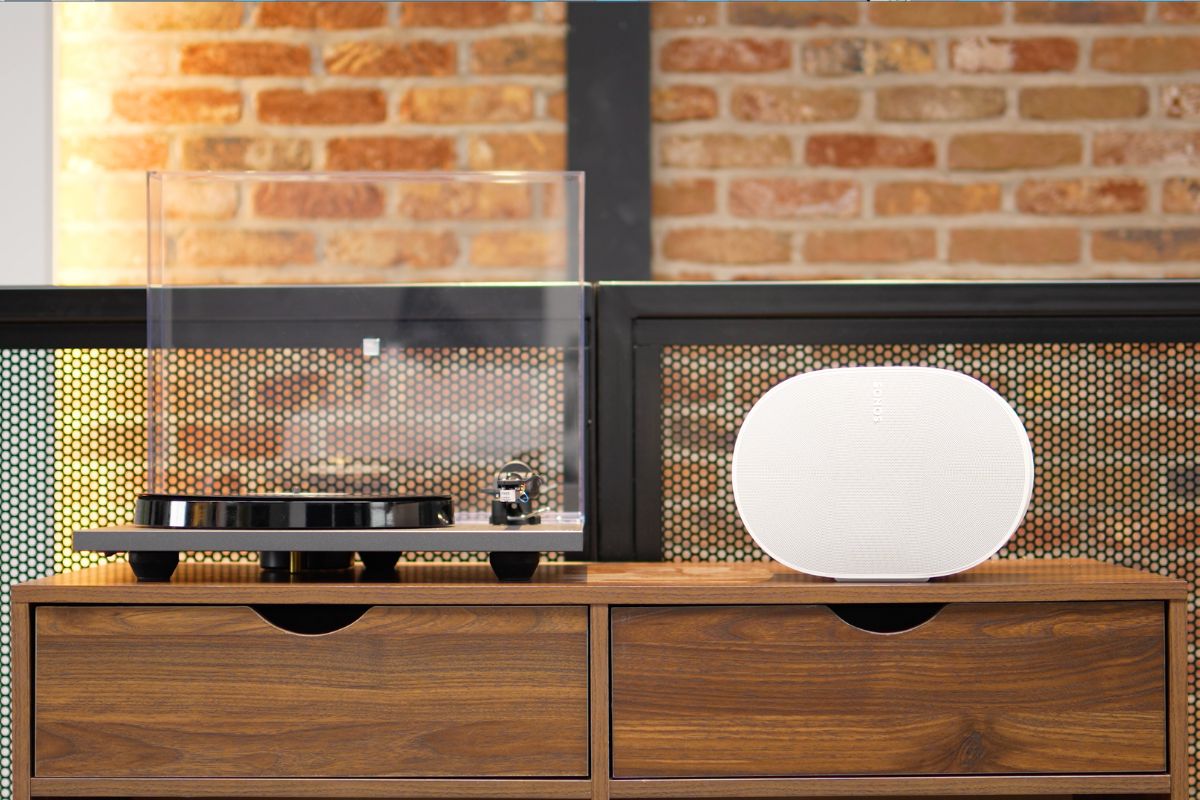 Sonos-Era-300-Review-Hero-Turntable