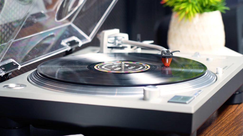 Side angle of the Technics SL-1200GR2 on a unit